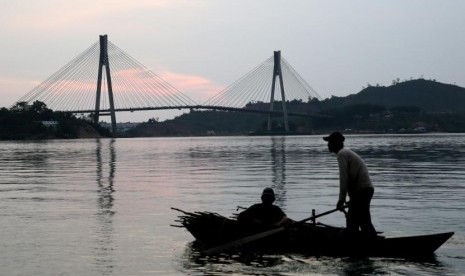 Nelayan tradisional melintasi kawasan Jembatan Barelang di kelurahan Tembesi, Kota Batam, Kepulauan Riau, Sabtu (28/4).