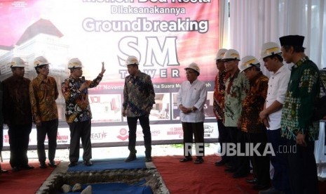 Peletakan Batu Pertama Menara SM. Ketua Umum PP Muhammadiyah Haedar Nashir (tengah kiri) bersama pengurus PP Muhammadiyah usai meletakkan batu pertama pembangunan Menara Suara Muhammadiyah (SM) di Yogyakarta, Ahad (17/11).