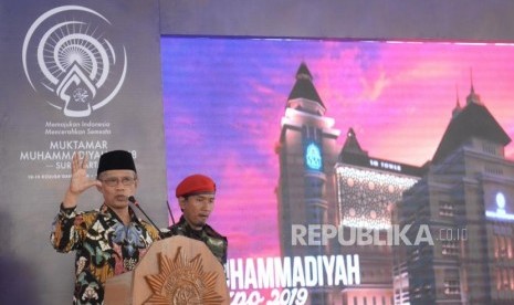 Peletakan Batu Pertama Menara SM. Ketua Umum PP Muhammadiyah Haedar Nashir menyampaikan sambutan sebelum peletakan batu pertama pembangunan Menara Suara Muhammadiyah (SM) di Yogyakarta, Ahad (17/11).