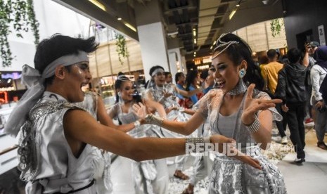 Peserta Indonesia Menari 2019 menujukkan talentanya di 23 Paskal Shopping Centre, Kota Bandung, Ahad (17/11/2019). Ajang tahun ini digelar secara virtual dan terbuka untuk kategori individu saja.