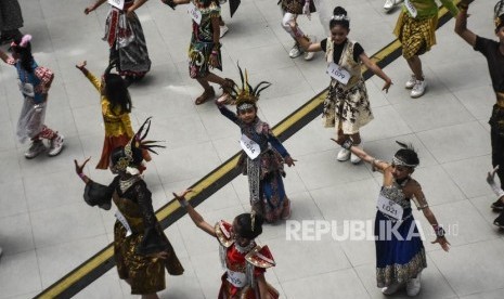 Penari mengikuti acara Indonesia Menari 2019. (ilustrasi)