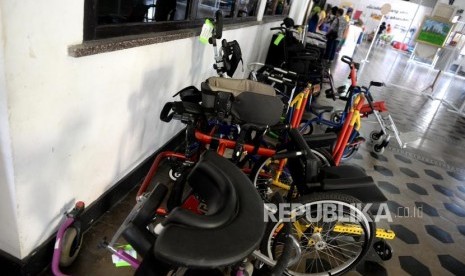 Alat bantu Difabel. Beberapa jenis alat bantu disabilitas dipajang saat Pekan Budaya Difabel di Yogyakarta, Senin (18/11).