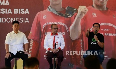 Group Chief Marketing Officer Gojek Ainul Yaqin (kanan) bersama Sesmenpora Gatot S. Dewa Broto (tengah) dan President National Olympic Committee of Indonesia (NOC) Raja Sapta Oktohari (kiri) saat konferensi pers kampanye #MenangIndonesia di area GoFood Festival GBK, Jakarta, Senin (18/11).