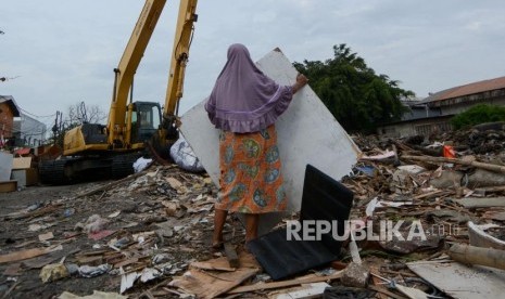 Warga melakukan penolakan penggusuran rumah semi permanan kawasan Sunter, Jalan Agung Sunter Perkasa VIII, Jakarta, Senin (18/11).