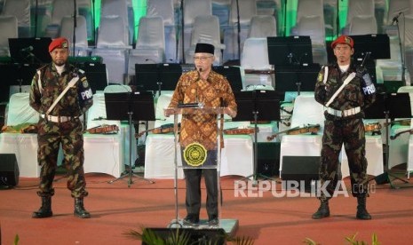 Resepsi Milad Muhammadiyah. Ketua Umum PP Muhammadiyah Haedar Nashir meenyampaikan sambutan saat Resepsi Milad ke-107 Muhammadiyah di Sportorium UMY, Yogyakarta, Senin (18/11).