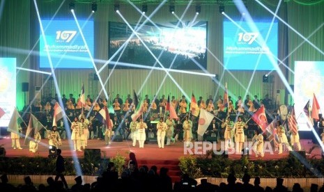 Mukatamar ke-48, PP Muhammadiyah gelar Fachrodin Award. Foto: Resepsi Milad Muhammadiyah. Sang Surya Orkestra membawakan lagu Muktamar ke-48 Muhammadiyah usai peluncuran saat Resepsi Milad ke-107 Muhammadiyah di Sportorium UMY, Yogyakarta, Senin (18/11).