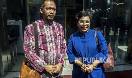 Komisioner KPK terpilih Lili Pintauli Siregar (kanan) dan Nurul Ghufron (kiri) meninggalkan gedung KPK usai melakukan kunjungan di Jakarta, Selasa (19/11).