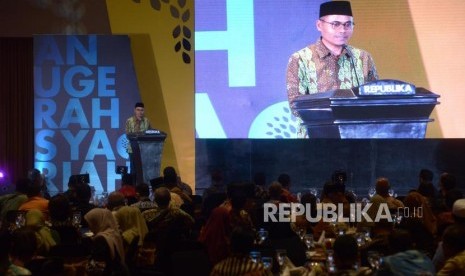 Pemimpin Redaksi Republika Irfan Junaidi menyampaikan sambutan pada malam  Anugerah Syariah Republika 2019 di Hotel JW Mariott Jakarta, Selasa (19/11).