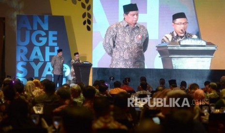 Wapemred Republika Hasan Murtiaji dan Redpel Republika Online sebagai anggota dewan juri mengumumkan pemenang pada malam  Anugerah Syariah Republika 2019 di Hotel JW Mariott Jakarta, Selasa (19/11).