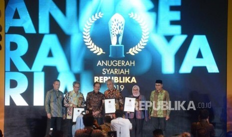 Pemenang ASR 2019 pada malam  Anugerah Syariah Republika 2019 di Hotel JW Mariott Jakarta, Selasa (19/11).