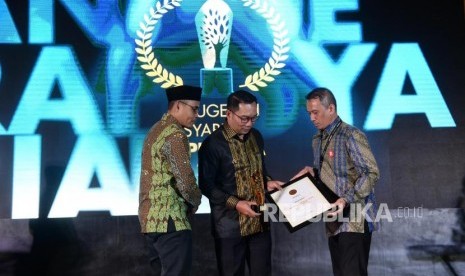 Gubernur Jawa Barat Ridwan Kamil mewakili Jawa Barat menerima penghargaan Destinasi Wisata Halal Terbaik pada malam Anugerah Syariah Republika 2019 di Hotel JW Mariott Jakarta, Selasa (19/11).