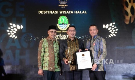 Gubernur Jawa Barat Ridwan Kamil mewakili Jawa Barat menerima penghargaan Destinasi Wisata Halal Terbaik pada malam Anugerah Syariah Republika 2019 di Hotel JW Mariott Jakarta, Selasa (19/11).