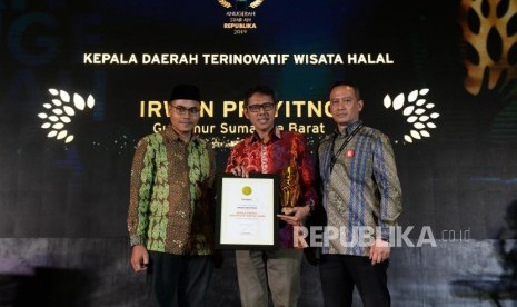 Gubernur Sumatera Barat Irwan Prayitno menerima anugerah Kepala Daerah Terinovatif Wisata Halal pada malam  Anugerah Syariah Republika 2019 di Hotel JW Mariott Jakarta, Selasa (19/11).