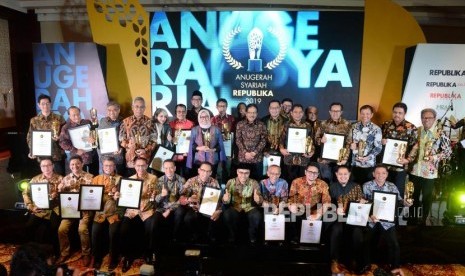 Menteri ATR/ Kepala BPN Sofyan Djalil, Dirut Republika Media Mandiri Agoosh Yoosran dan Pemred Republika Irfran Junaidi berfoto bersama dengan pemenang anugerah pada malam  Anugerah Syariah Republika 2019 di Hotel JW Mariott Jakarta, Selasa (19/11).