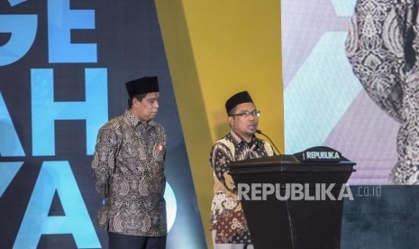 Perwakilan dewan juri Anugerah Syariah Republika (ASR) 2019 Nur Hasan Murriaji dan Elba Damhuri saat mengumumkan pemenang ASR di Hotel JW Marriot, Jakarta, Selasa (19/11).