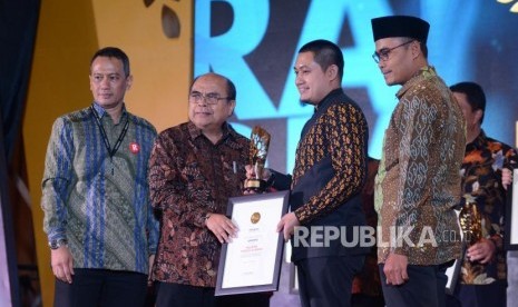 Ketua BAZNAS Bambang Sudibyo menyerahkan penghargaan Fintec pelopor Syaria kepada perwakilan Fintech Ammana pada malam Anugerah Syariah Republika 2019 di Hotel JW Mariott Jakarta, Selasa (19/11).