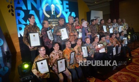 Menteri ATR/ Kepala BPN Sofyan Djalil, Dirut Republika Media Mandiri Agoosh Yoosran dan Pemred Republika Irfan Junaidi berfoto bersama dengan pemenang anugerah pada malam  Anugerah Syariah Republika (ASR) 2019 di Hotel JW Mariott Jakarta, Selasa (19/11).