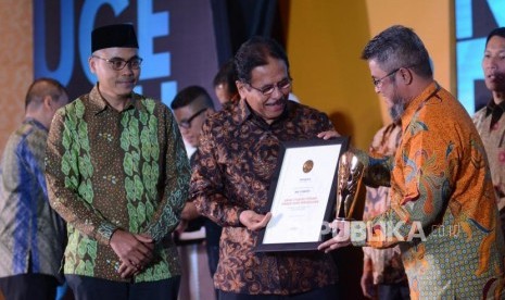 Menteri ATR/ Kepala BPN Sofyan Djalil, menyerahkan penghargaan kepada perwakilan BNI Syariah pada malam  Anugerah Syariah Republika 2019 di Hotel JW Mariott Jakarta, Selasa (19/11).