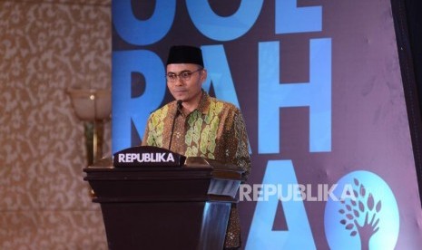 Pemimpin Redaksi Republika Irfan Junaidi menyampaikan sambutan pada malam Anugerah Syariah Republika 2019 di Hotel JW Mariott Jakarta, Selasa (19/11).