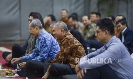 Ketua KPK Agus Rahardjo saat menyimak tausiyah dari Ulama KH. Ahmad Muwafiq atau Gus Muwafiq pada kegiatan Silaturahmi Kebangsaan dan Doa Bersama untuk Negeri di Gedung KPK, Jakarta, Rabu (20/11).