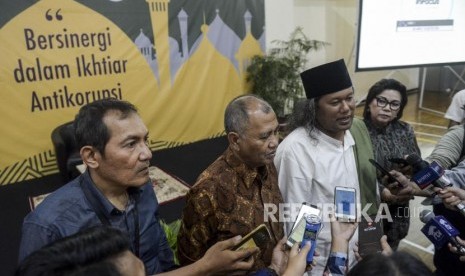 Ketua KPK Agus Rahardjo bersama Ulama KH. Ahmad Muwafiq atau Gus Muwafiq dan jajaran pimpinan KPK menjawab pertanyaan wartawan usai kegiatan Silaturahmi Kebangsaan dan Doa Bersama untuk Negeri di Gedung KPK, Jakarta, Rabu (20/11).