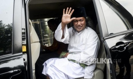 Ulama KH. Ahmad Muwafiq atau Gus Muwafiq melambaikan tangan usai kegiatan Silaturahmi Kebangsaan dan Doa Bersama untuk Negeri di Gedung KPK, Jakarta, Rabu (20/11).