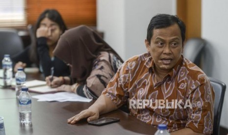 Kepala Biro Komunikasi dan Layanan Masyarakat Kementerian Pendidikan dan Kebudayaan (Kemendikbud) Ade Erlangga (kanan) memberikan paparan saat rapat di Gedung C Kememdikbud, Jakarta.