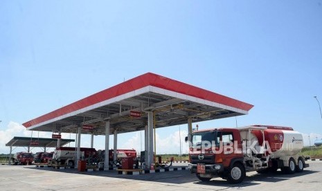 Truk tangki bersiap mengisi avtur di Depot Pengisian Pesawat Udara (DPPU) Domine Eduard Osok (DEO) Sorong, Papua Barat. Pertamina memberikan diskon harga avtur sebesar 20 persen selama muslim libur Natal 2019 dan Tahun Baru 2020.