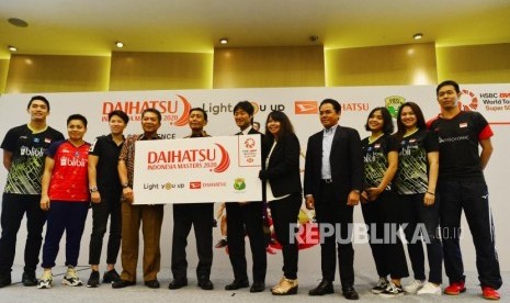 Ketua Umum PP PBSI Wiranto (kelima kiri), bersama GM Marketing and Sales Promotion Daihatsu Motor Ichiro Otaki (keenam kiri), Marketing Director PT Astra Daihatsu Motor Amelia Tjandra (ketujuh kiri), Sekjen PBSI Achmad Budiarto (keempat kiri) dan para pebulutangkis Indonesia berfoto bersama seusai jumpa pers turnamen Daihatsu Indonesia Master 2020 di Jakarta, Kamis (21/11).