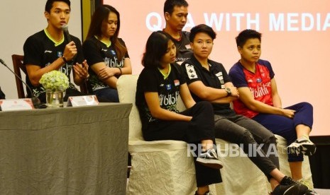 Pebulutangkis tunggal putera Indonesia Jonatan Christie (kiri) memberikan keterangan mengenai keikutsertaanya dalam turnamen Daihatsu Indonesia Master 2020 pada jumpa pers di Jakarta, Kamis (21/11).