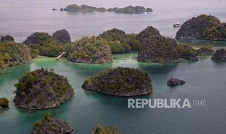 Suasana keindahan alam di sekitar Pianemo, Raja Ampat, Papua Barat, Jumat (22/11).