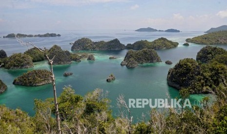 Suasana keindahan alam di sekitar Pianemo, Raja Ampat, Papua Barat, Jumat (22/11).