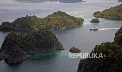 Suasana alam di sekitar Pianemo, Raja Ampat, Papua Barat, Jumat (22/11).