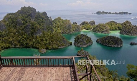 Suasana keindahan alam di sekitar Pianemo, Raja Ampat, Papua Barat, Jumat (22/11). Kapal pesiar Aqua Blu kandas di terumbu karang di kawasan konservasi perairan Raja Ampat. Ilustrasi.