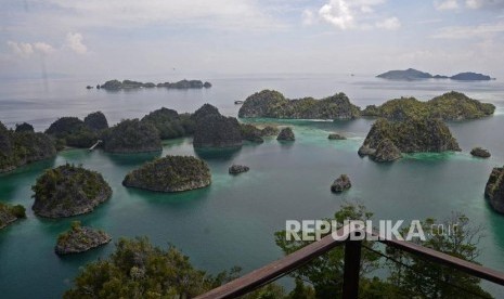 Suasana keindahan alam di sekitar Pianemo, Raja Ampat, Papua Barat, Jumat (22/11).