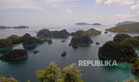 Suasana keindahan alam di sekitar Pianemo, Raja Ampat, Papua Barat, Jumat (22/11).