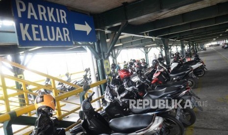 Kantong Parkir Malioboro. Kendaraan bermotor parkir di Kantong Parkir Abu Bakar Ali, Yogyakarta, Ahad (24/11).