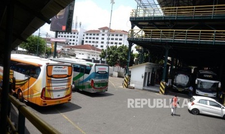 Kantong Parkir Malioboro. Bus pariwisata parkir di Kantong Parkir Abu Bakar Ali, Yogyakarta, Ahad (24/11).