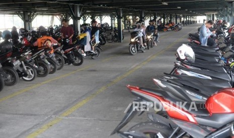 Kantong Parkir Malioboro. Kendaraan bermotor parkir di Kantong Parkir Abu Bakar Ali, Yogyakarta, Ahad (24/11).