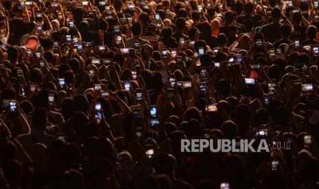 Ribuan penonton padati pertunjukan musik dari band asal Denmark Aqua pada gelaran The90sFestival di Gambir Expo, Kemayoran, Jakarta, Sabtu (23/11).