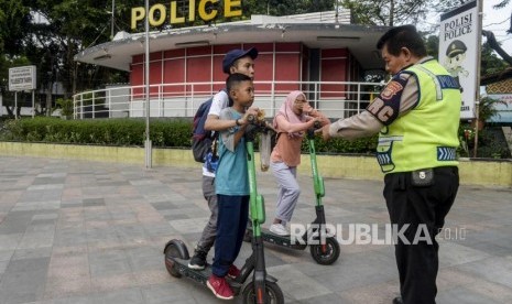 Pemkot Bandung menyoroti lokasi selter skuter listrik yang dekat jalan raya. ilustrasi.