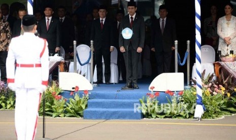 Menteri Pendidikan dan Kebudayaan Nadiem Makarim memimpin upacara peringatan Hari Guru Nasional 2019 di halaman Kementrian Pendidikan dan Kebudayaan, Senayan, Jakarta, Senin (25/11).