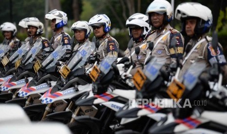 Sejumlah polisi mengikuti apel gelar kendaraan dalam rangka persiapan pengamanan Natal dan Tahun Baru. (ilustrasi)