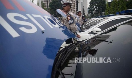 Sejumlah polisi mengikuti apel gelar kendaraan dalam rangka persiapan pengamanan Natal dan Tahun Baru 2019 di Parkir Timur Senayan, Jakarta, Senin (25/11).