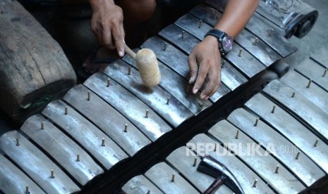 Pembuatan Gamelan. Perajin menyelesaikan pembuatan alat musik Gamelan di Sleman, Yogyakarta, Senin (25/11).