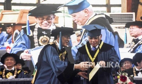 Rektor ITB Kadarsah Suryadi (kiri) menyematkan tanda gelar Doktor Honoris Causa kepada Mantan Menko Perekonomian Hatta Rajasa di Institut Tekonlogi Bandung (ITB), Kota Bandung, Senin (25/11).