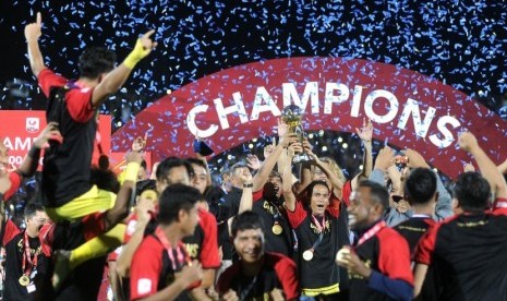 Sejumlah pesepak bola Persik Kediri mengangkat Piala Juara Liga 2 2019 usai pertandingan Final Liga 2 2019 di Stadion Kapten I Wayan Dipta, Gianyar, Bali, Senin (25/11/2019).