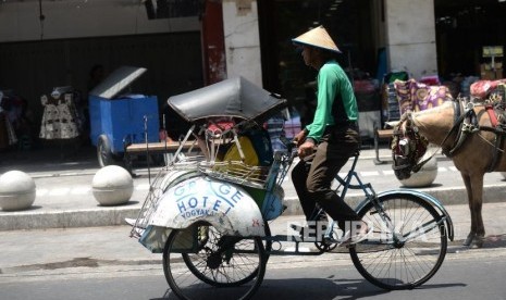 Angkutan becak beroperasi di kawasan Malioboro, Yogyakarta