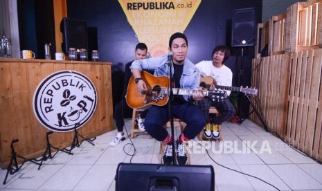 Grup band Armada. E-Motion Entertainment dan Ainaki garap ulang delapan video musik, dua di antaranya milik Armada.