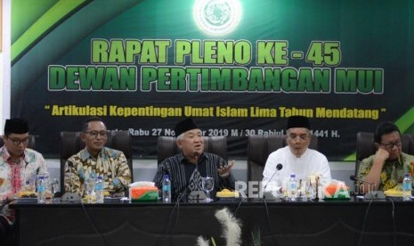 Ketua Dewan Pertimbangan Majelis Ulama Indonesia Din Syamsuddin (kedua kiri) bersama perwakilan politisi dari partai Islam saat memimpin acara rapat pleno di Kantor MUI, Jalan Proklamasi, Menteng, Jakarta, rabu (27/11).